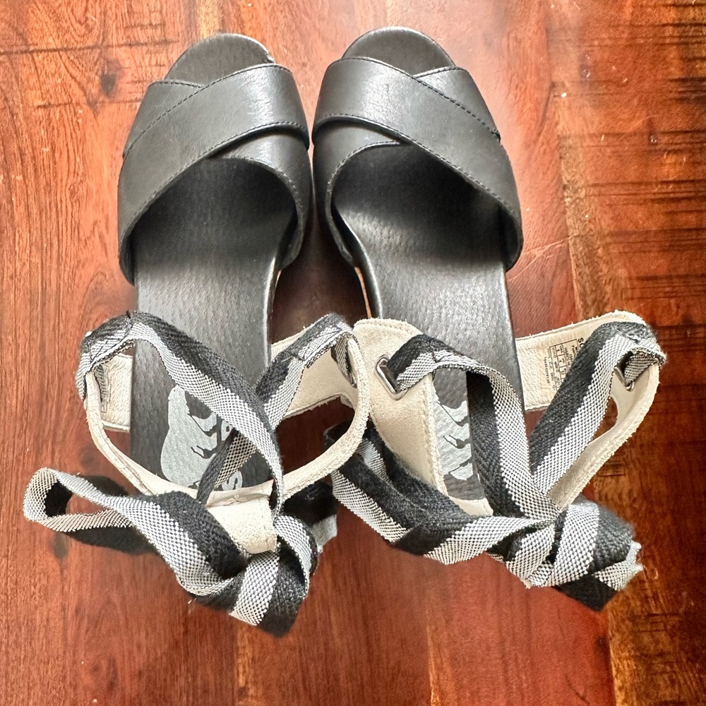 SOREL 
Joanie Ii Ankle Strap Sandal - Black wedge platform sandals - Picture 3 of 8